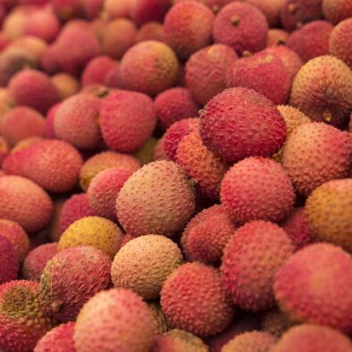 Achetez des letchis (en fin d'année) au marché forrain de Saint-Pierre de La Réunion